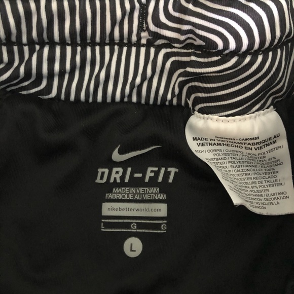 kids nike shorts with patterned detailing - Picture 3 of 3